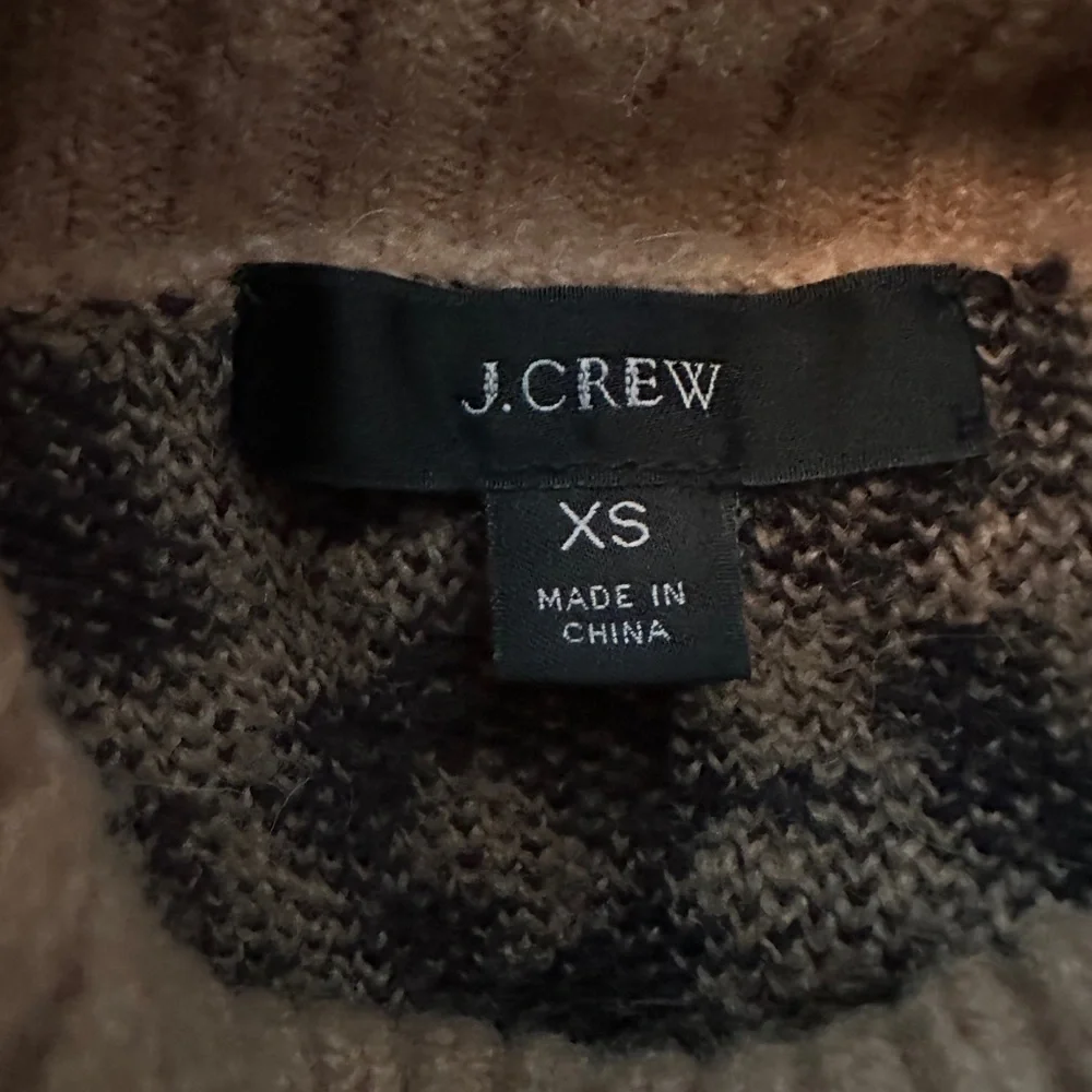 Turtleneck sweater in leopard Supersoft yarn. J.crew size small